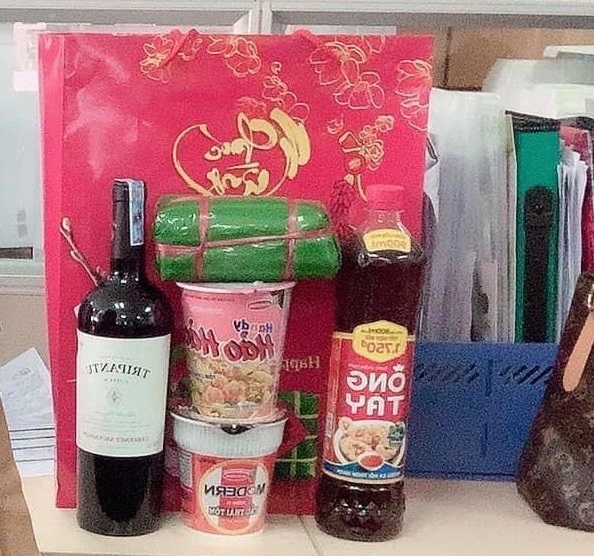 Thưởng Tết nhiều hay ít không quá quan trọng nhưng nhất định phải có. Chí ít cũng phải có những món quà động viên kịp thời nhất là những khi khó khăn ập đến doanh nghiệp.